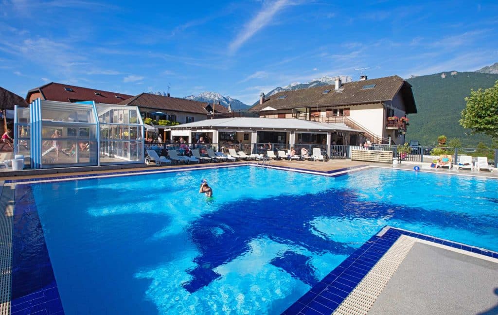 Schwimmbad auf dem Campingplatz in Annecy