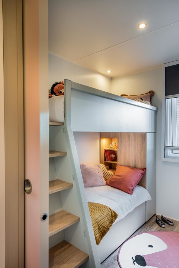 Chambre spacieuse pour les enfants dans notre Cottage Luxe 6 personnes au Camping Annecy