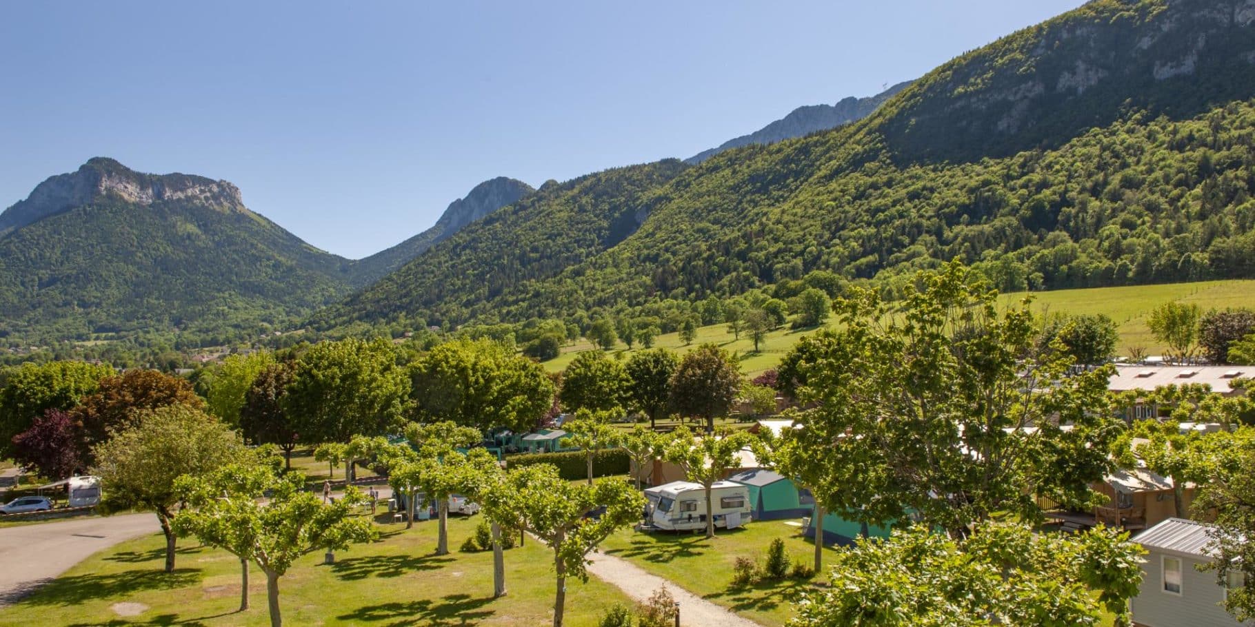 Détente au camping avec vue sur la nature à camping Annecy