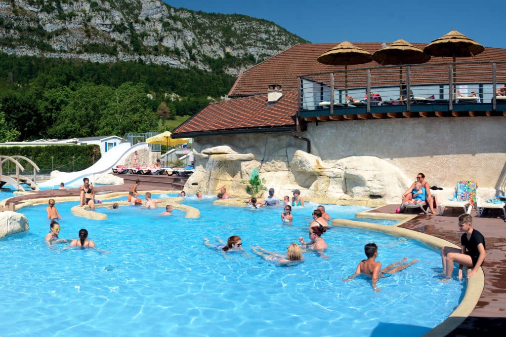 personne en train de se baigner dans la piscine du camping