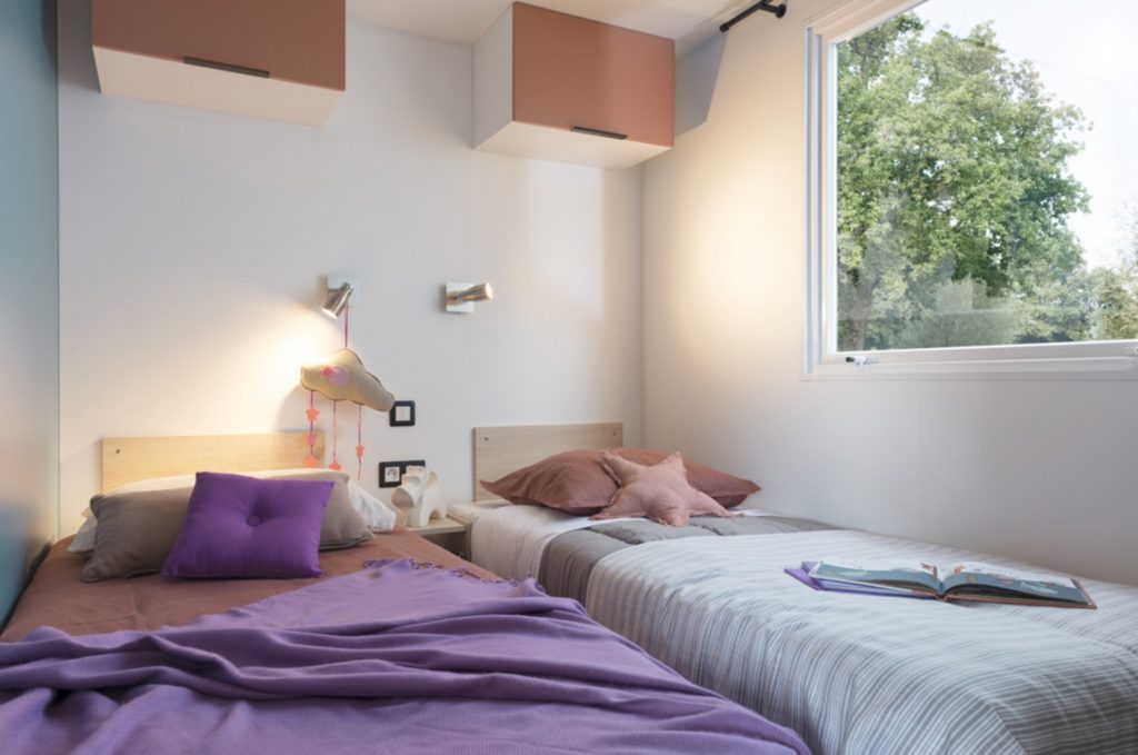 Chambre adaptée aux enfants dans le modèle familial mobilhome confort au Camping Annecy