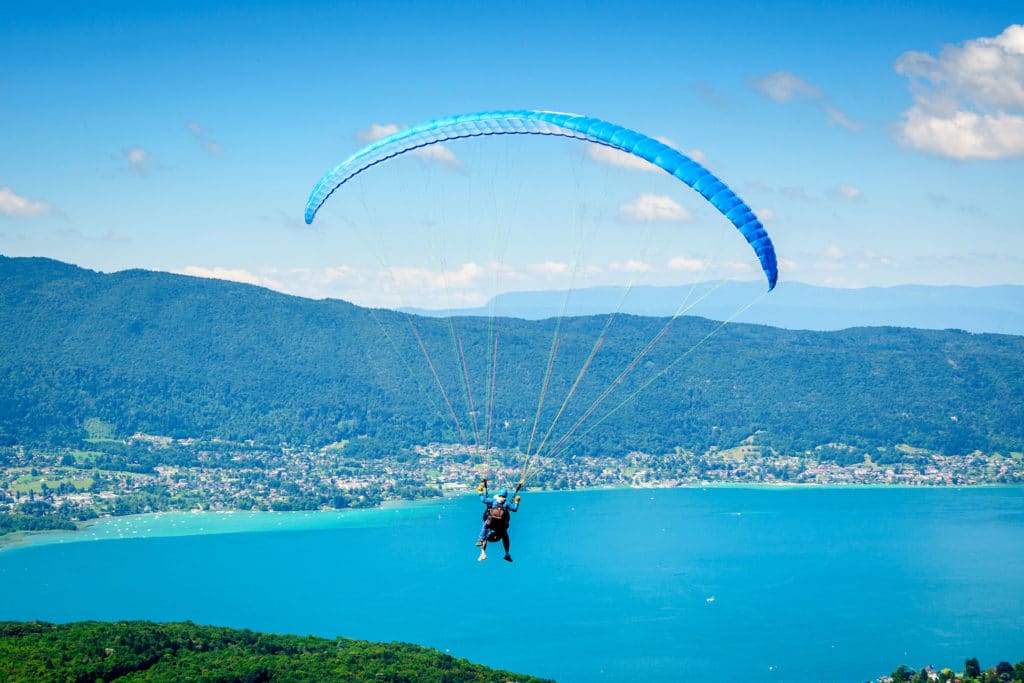 Paragliding am See von Annecy