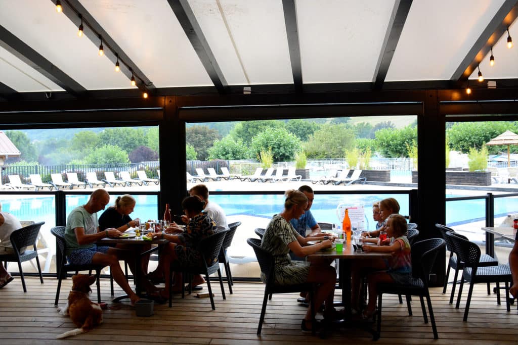 restaurant au bord de la piscine