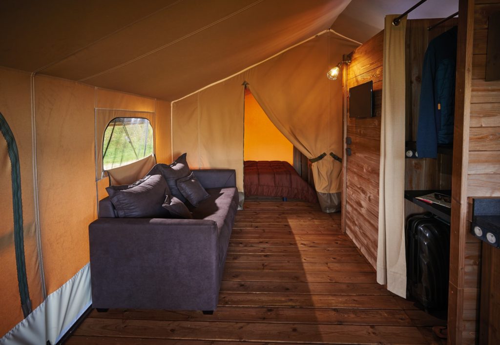 Salon confortable dans la Tente Kenya au Camping Annecy