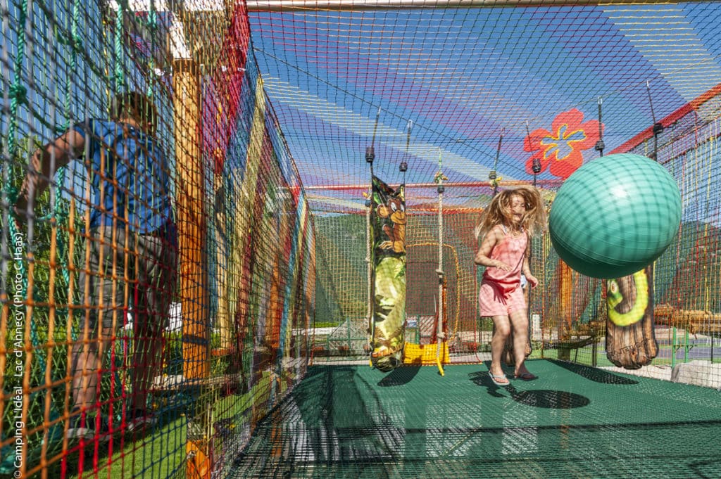 Trampoline pour enfants au camping, camping Annecy