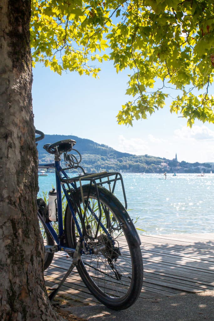 vélo à coté du lac d'Annecy