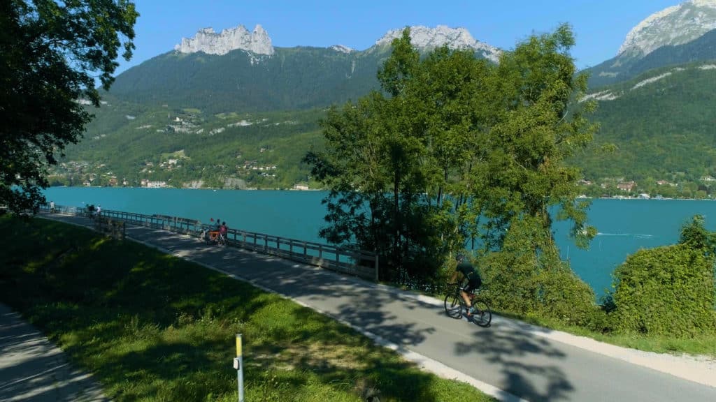 route langs het meer van Annecy