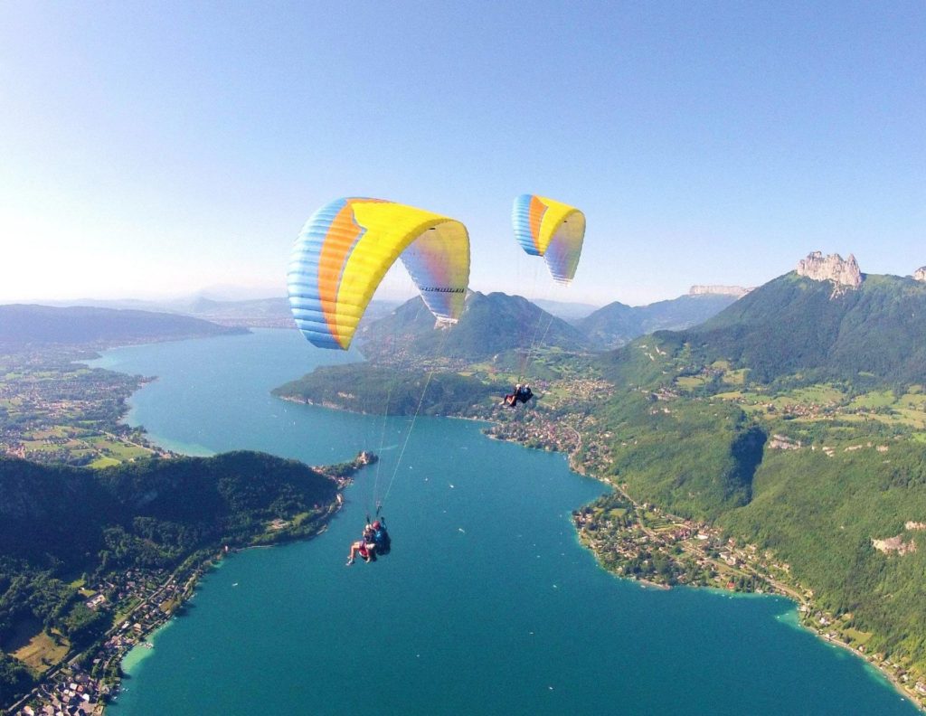 deltavliegen op het meer van Annecy