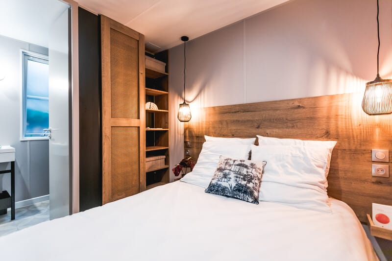 Chambre parentale confortable dans le modèle Ohara 2024 au Camping Idéal d'Annecy
